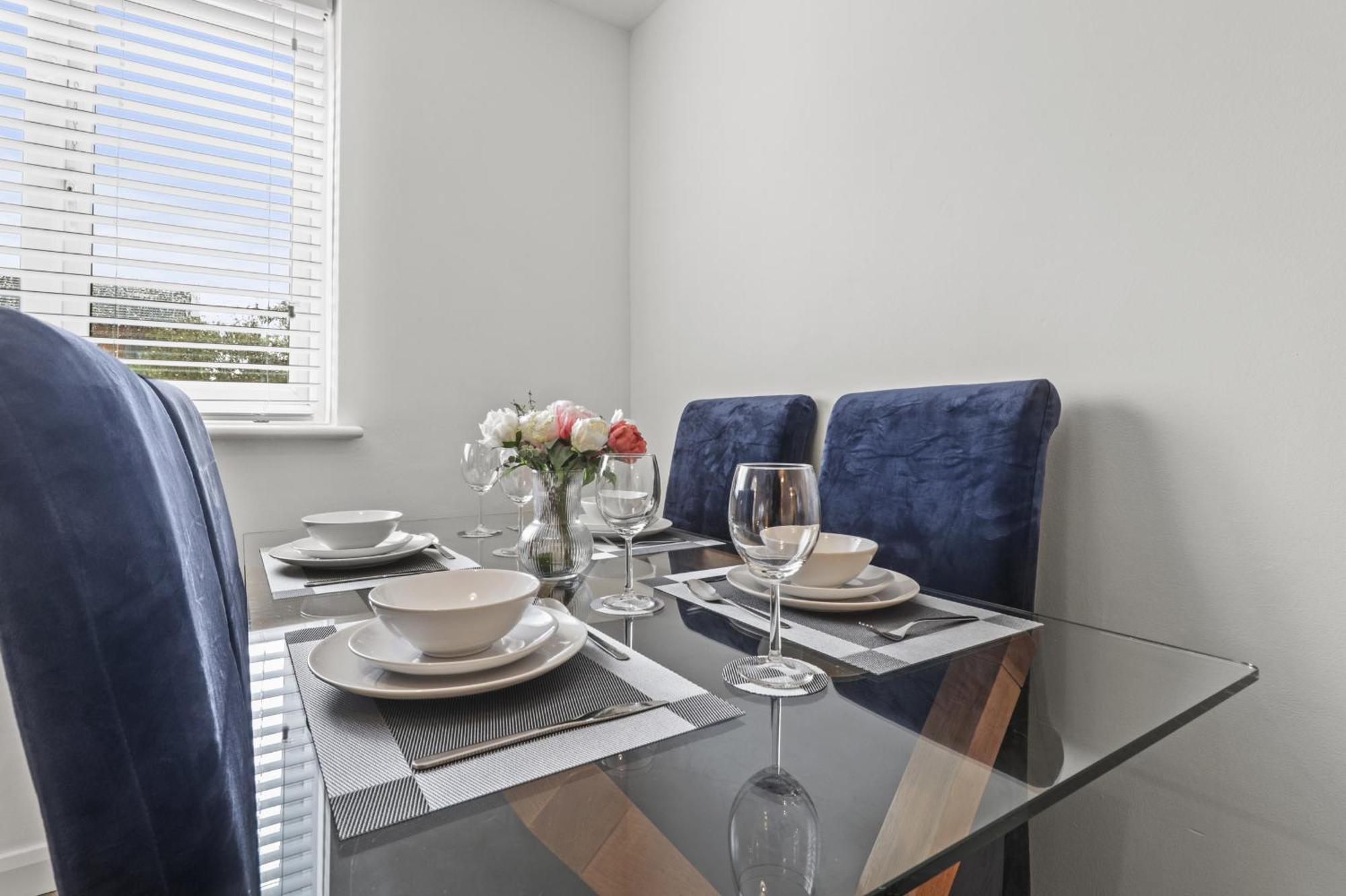 Serviced Apartment In Kettering Town Center - Stylish 2 Bedroom Apartment, Sleeps 4, Free Parking, Wifi, Sky, Netflix Нортхемптон Экстерьер фото