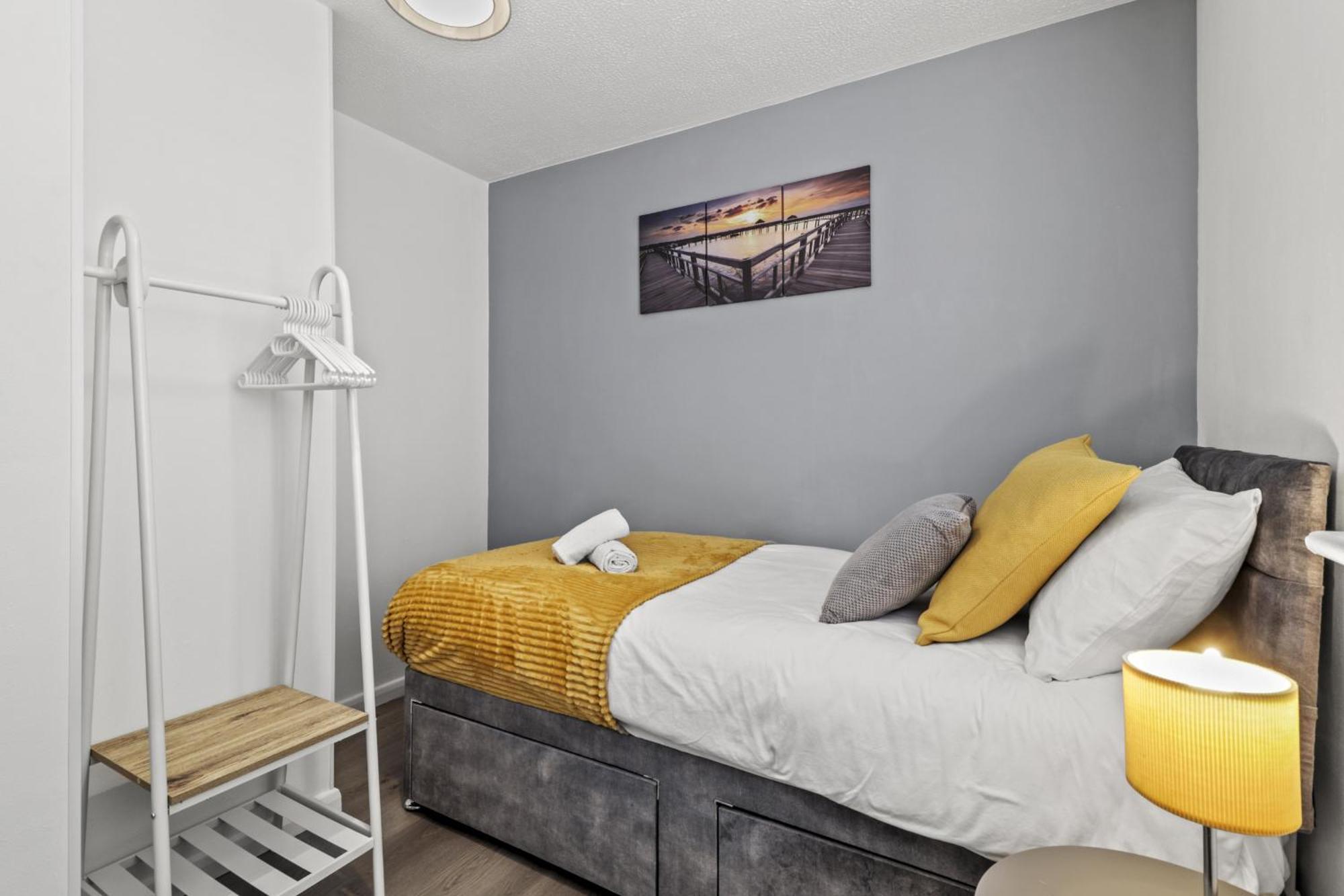 Serviced Apartment In Kettering Town Center - Stylish 2 Bedroom Apartment, Sleeps 4, Free Parking, Wifi, Sky, Netflix Нортхемптон Экстерьер фото